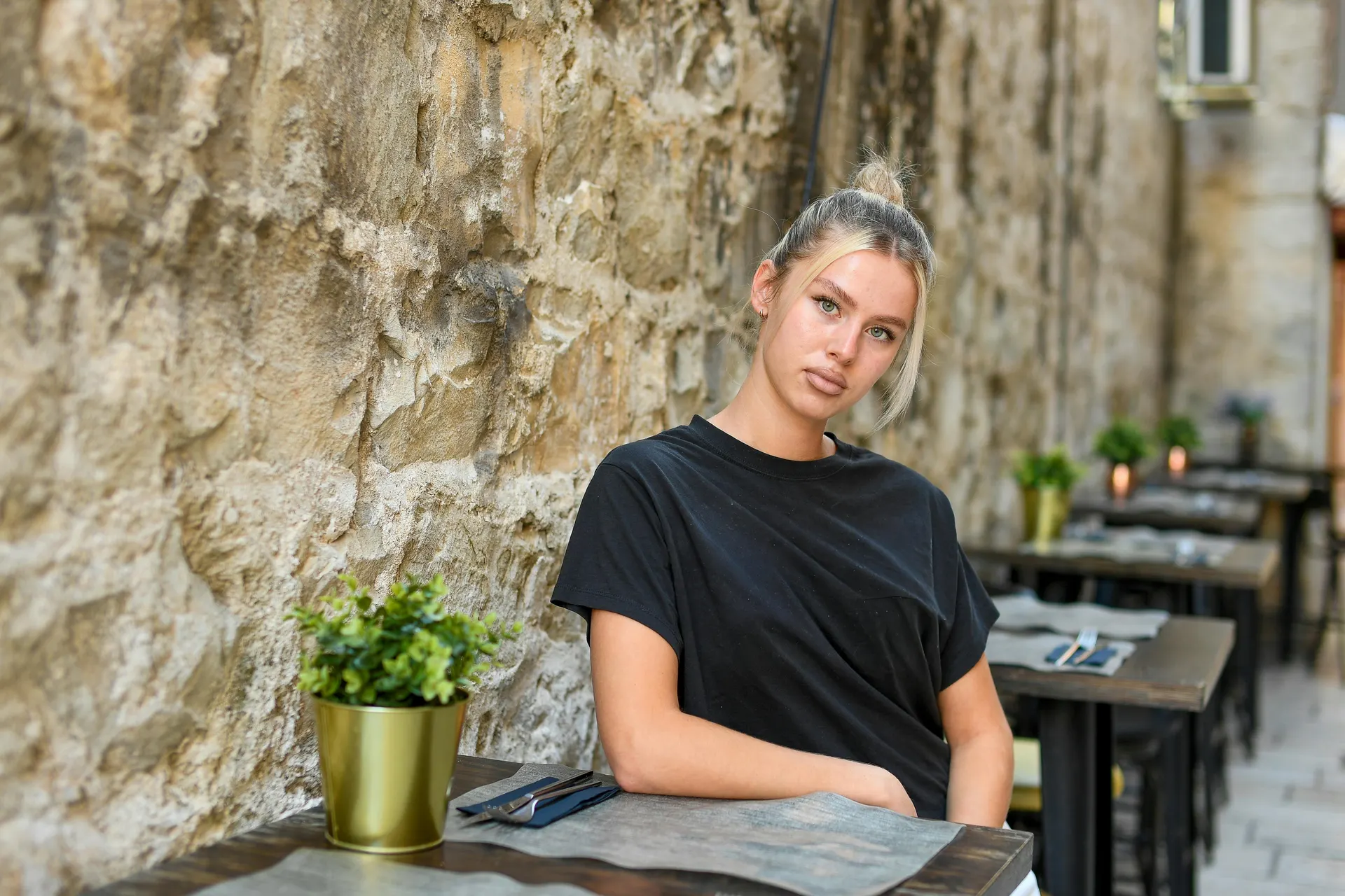 City leisure guide with restaurant and nightlife knowledge
